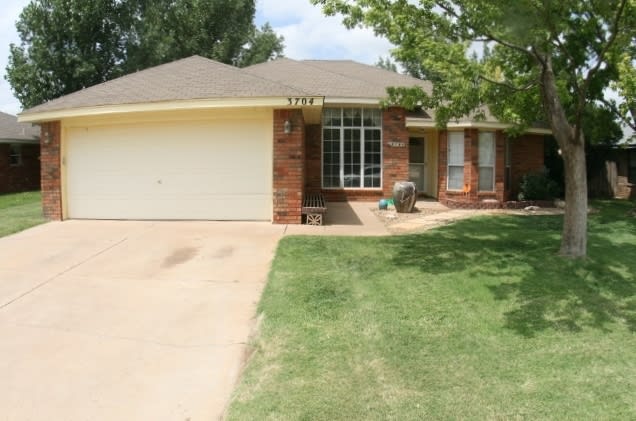 Brick 3 Bedroom Home! Stunning Backyard! Mesa school district!