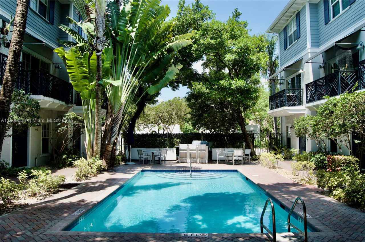 452 Northeast 2nd Avenue