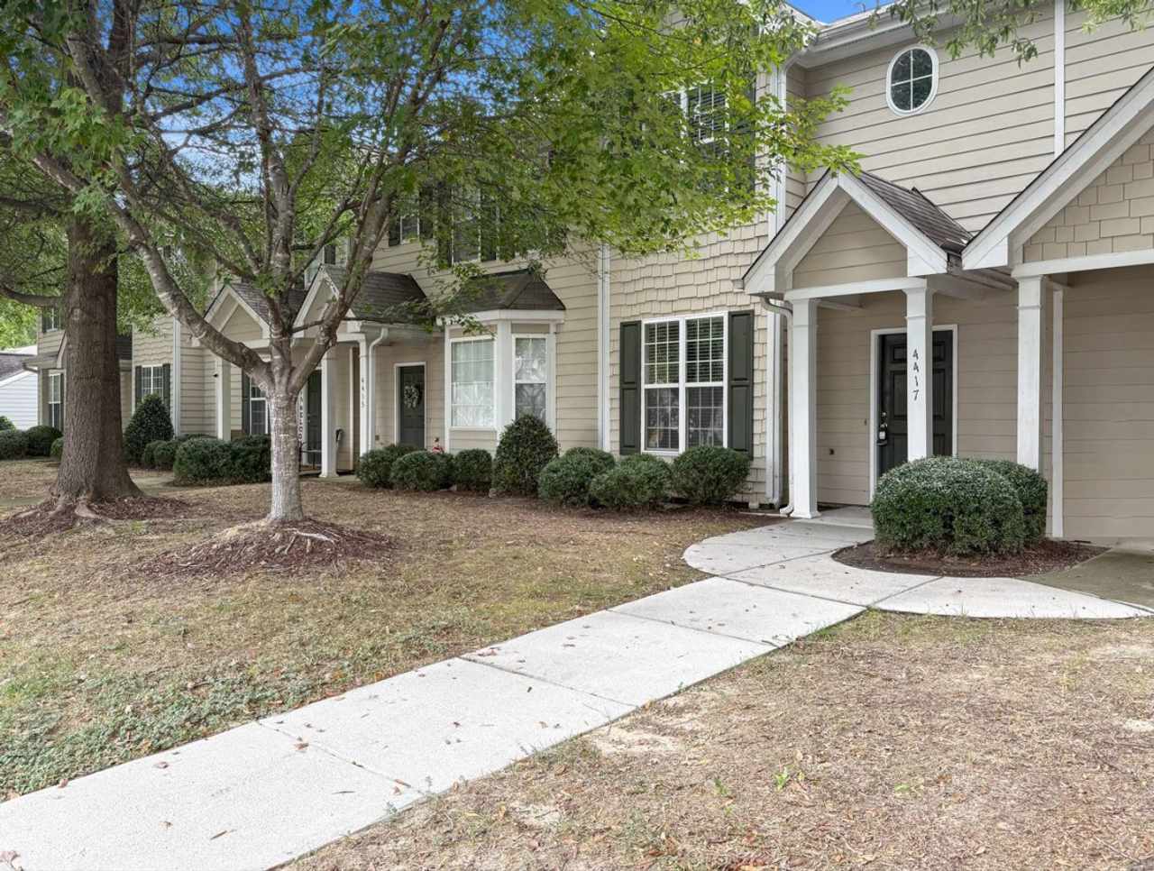 HALF OFF RENT!!!! Beautiful Townhome, Fenced-in Patio, Pet Friendly!