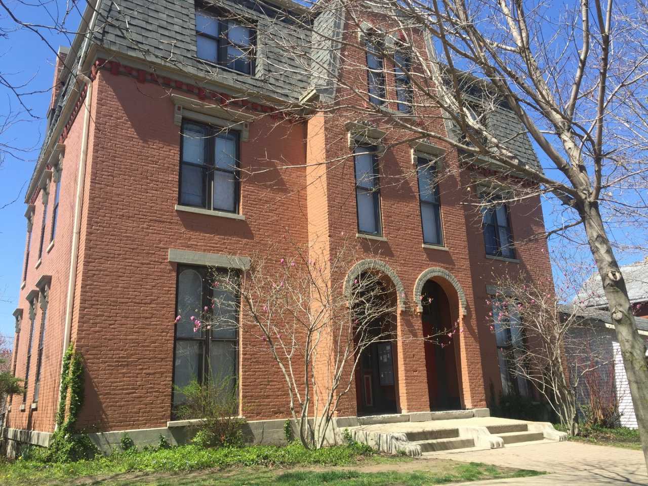 220 S 6th St (Maison de Ville)