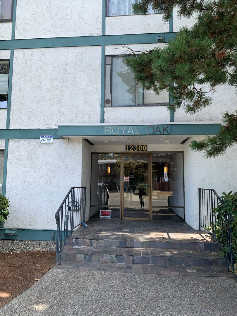 One month off rent!!!! Spacious well maintained condo 1 bedroom. 1 bath 717asf.