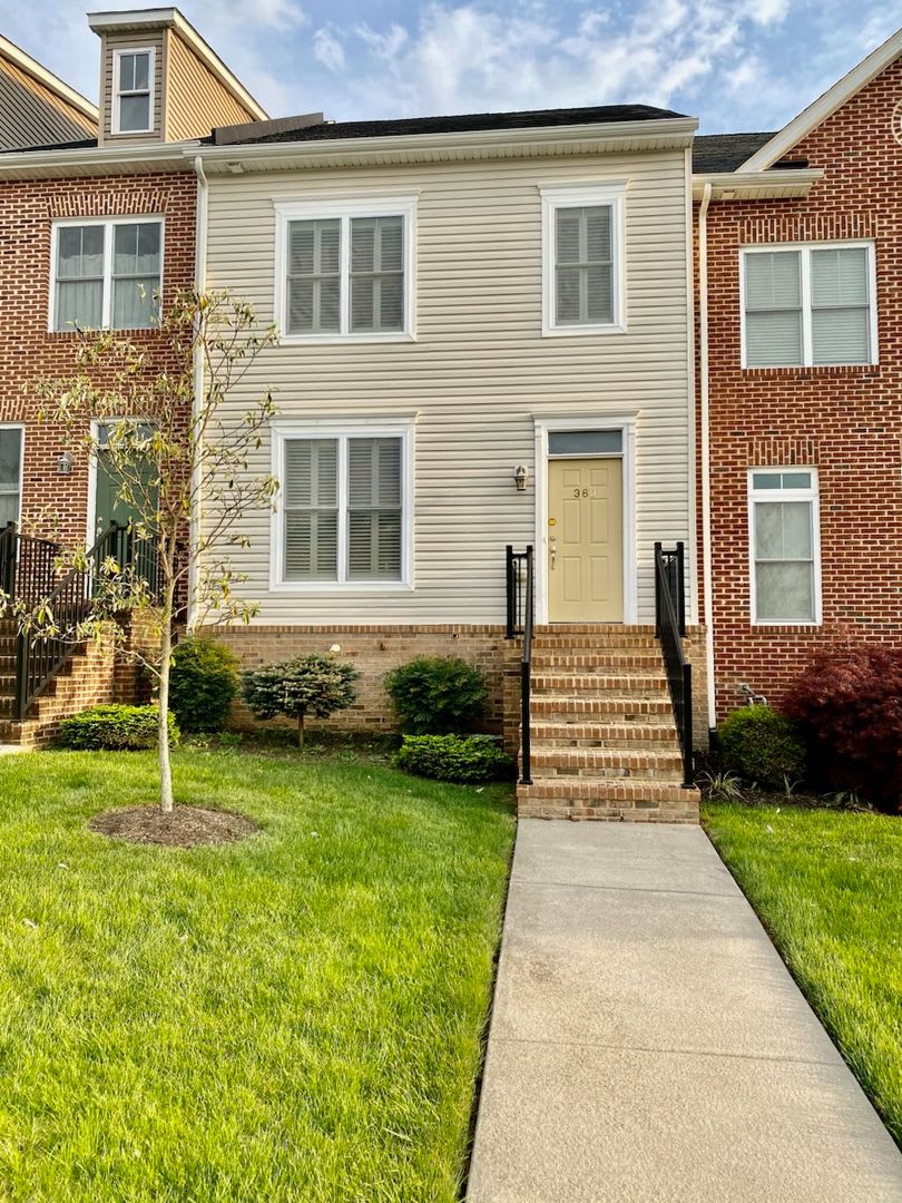 Pet-Friendly Townhome w/Garage Near the Heart of Harrisonburg