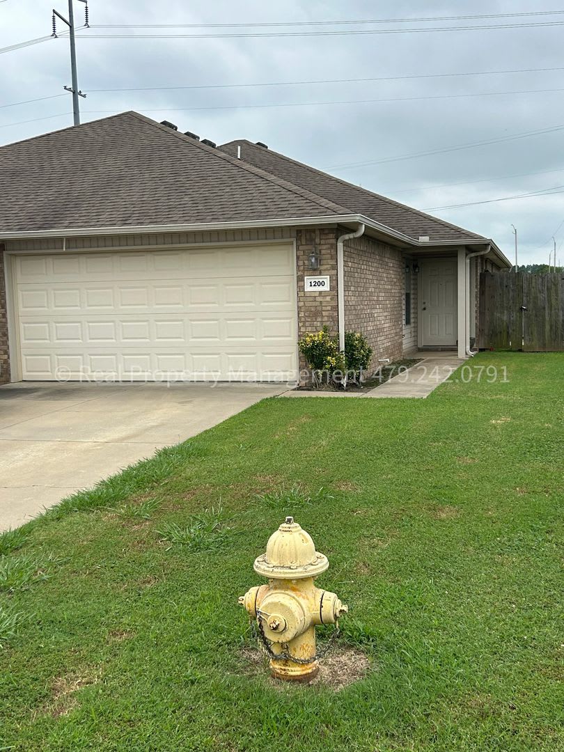 HALF OFF MOVE IN RENT! 3 bed 2 bath 2 car garage in Fianna Place Subdivision