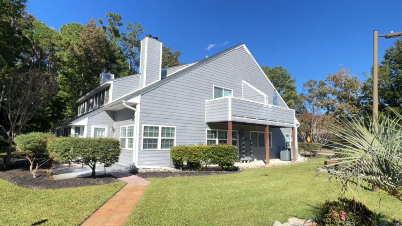 This 2 bedroom/1.5 bath condo has it all!