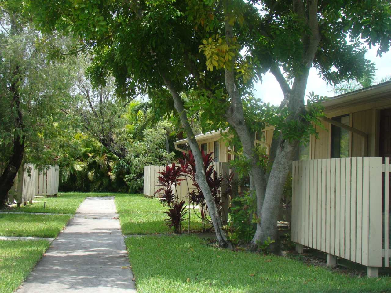 Spacious 1/1 in a great Tamarac location! Call for specials!