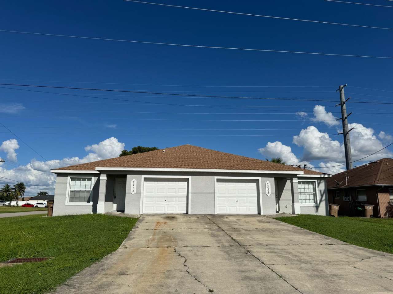Experience this Cape Coral 3 bedroom 2 bath corner duplex with 1 car garage and screened in lanai.