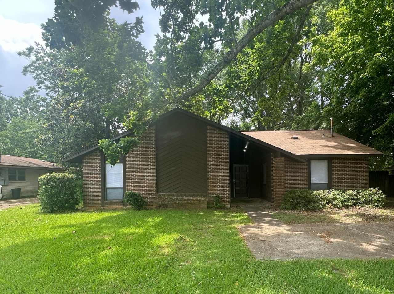 New Listing! 5718 Wares Ferry Rd Montgomery, AL 36117-2934