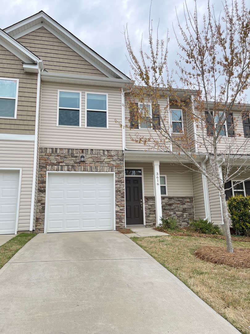 Convenient 3 Bed Townhome near Harrisburg