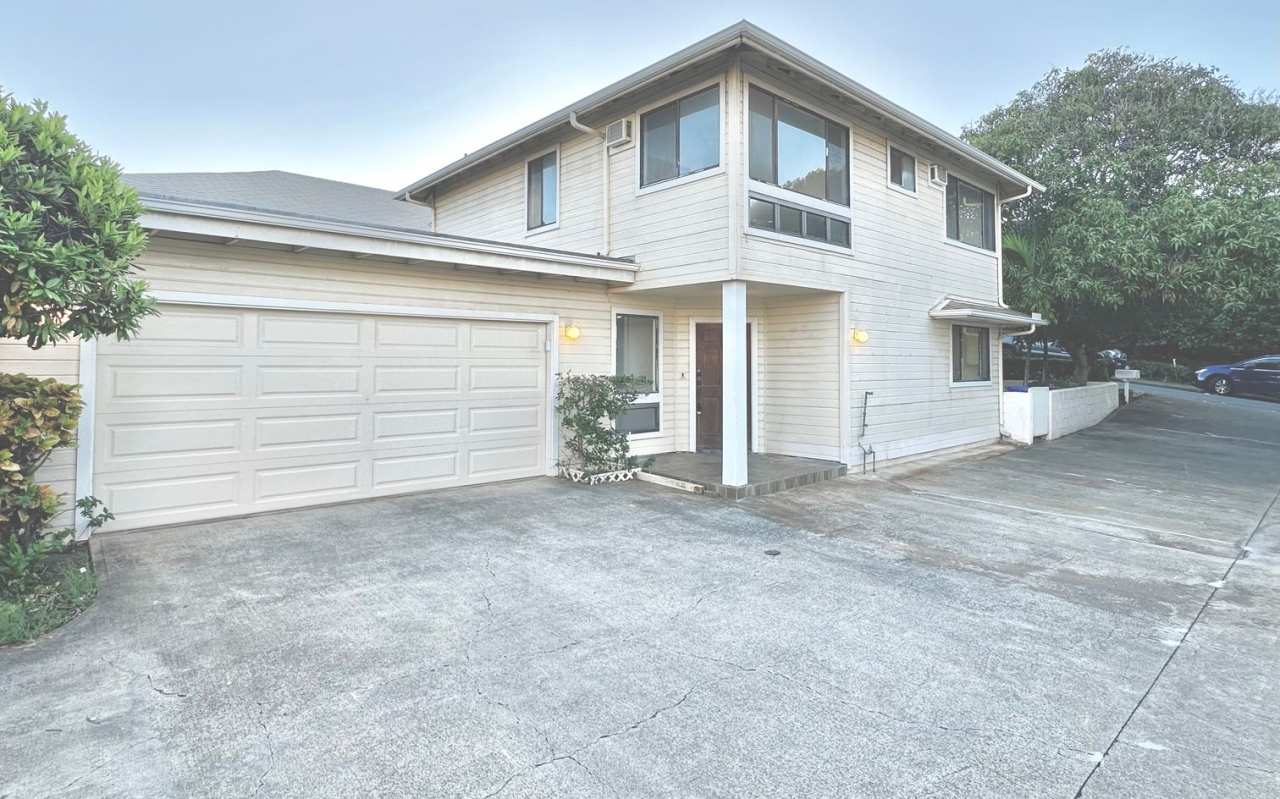 SPACIOUS 3 BEDROOM 2.5 BATH HOME IN KAIMUKI W/2 CAR GARAGE