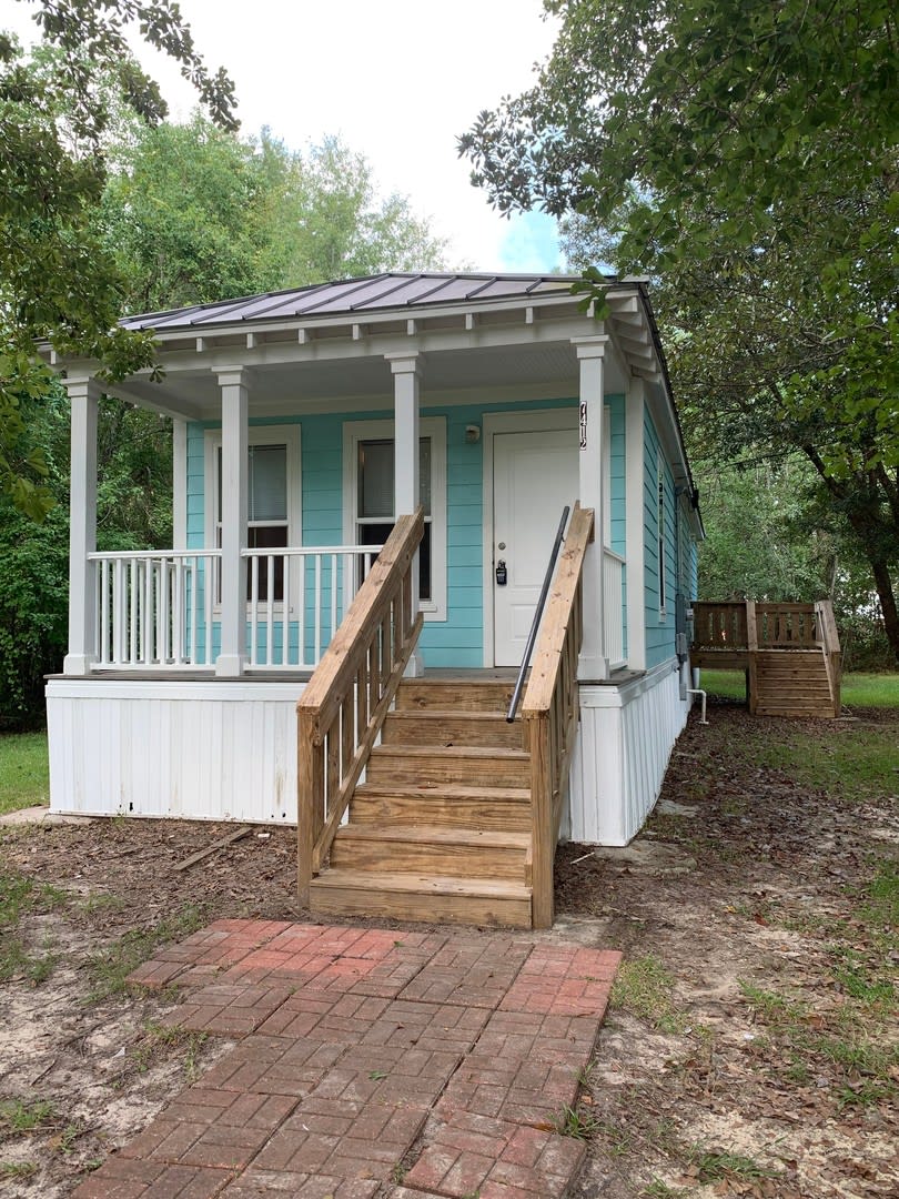 GAUTIER, MISSISSIPPI - Charming 2 bedroom 1 bath cottage.