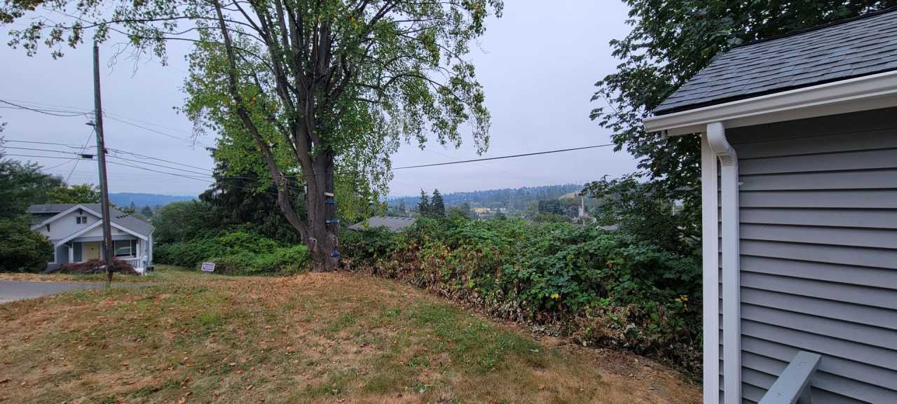 Cozy South Beacon Hill Cottage with 2 bedrooms, bonus room, and large yard with territorial views