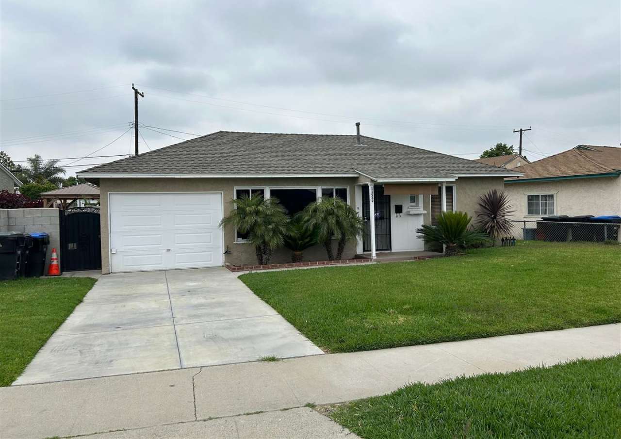 2 bed/1 bath Home - Ready to Rent! - Fenced back yard, Gardner included!