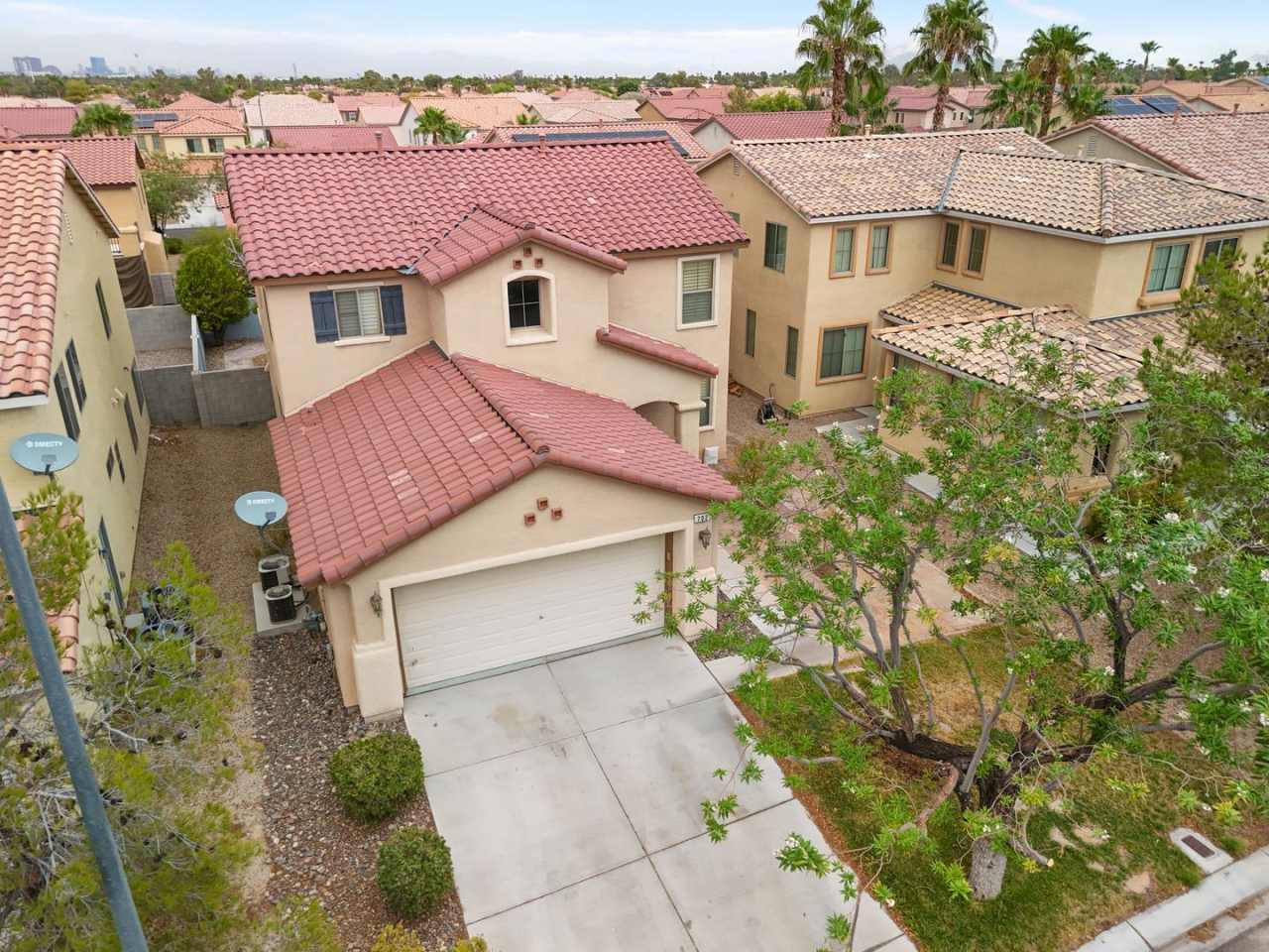 SE!! Pebble and Pollock!! Crystal Springs!! 4 Bedrooms!! BED  BATH Downstairs!!! Cover Patio in back!! Plantation Shutter Blinds T/O