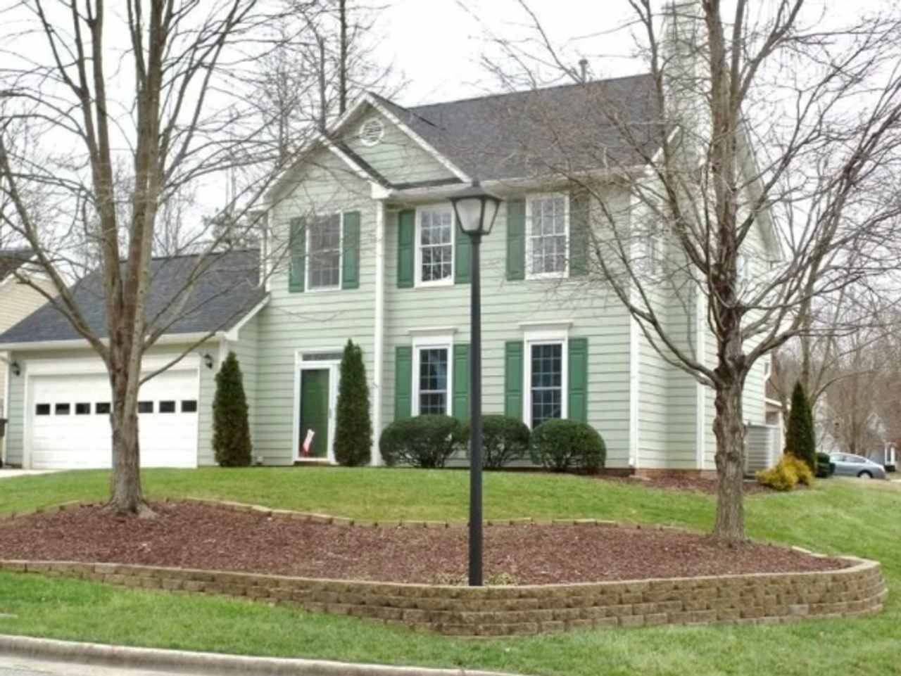 Large 3 bedroom in Jamestown subdivision!!