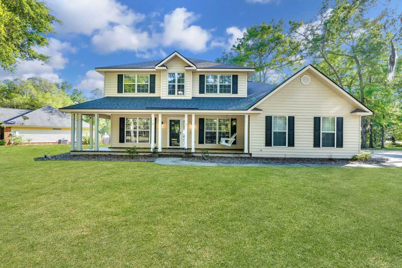 Richmond Hill Beauty: 4-Bedroom Home with Stunning Lagoon Views!