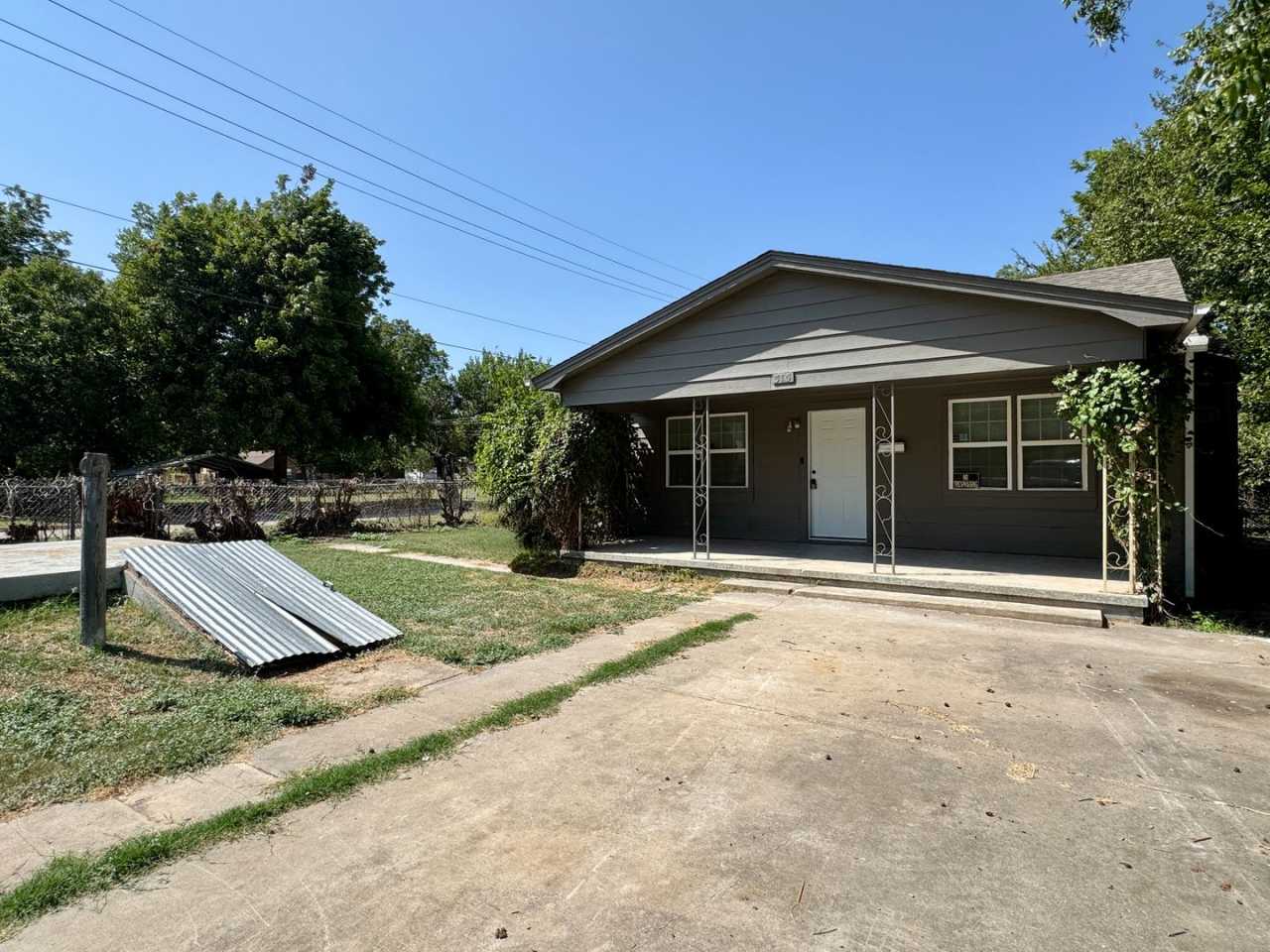 315 SW J Ave- AVAILABLE NOW!!!