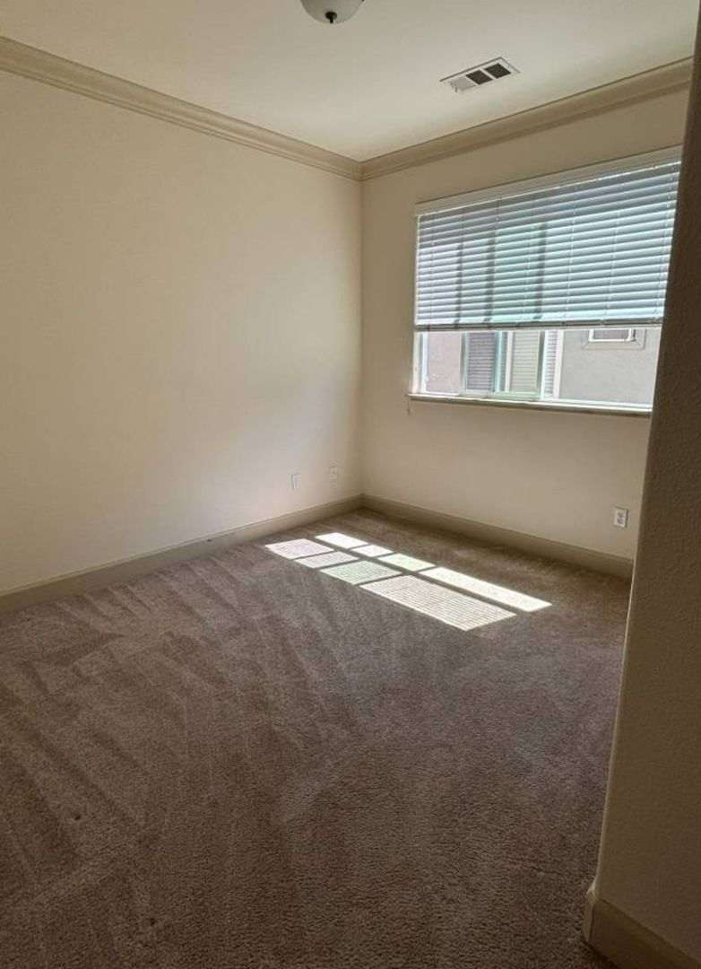 Charming 2BR Duplex in Stockton