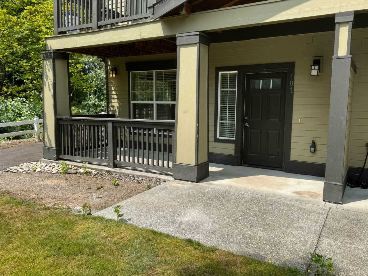 Beautiful 1br Condo in Sherwood. End unit with beautiful finishes. Community pool  exercise room!