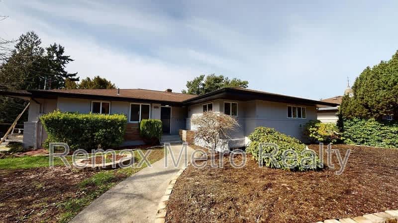 7153 Fauntleroy Way SW