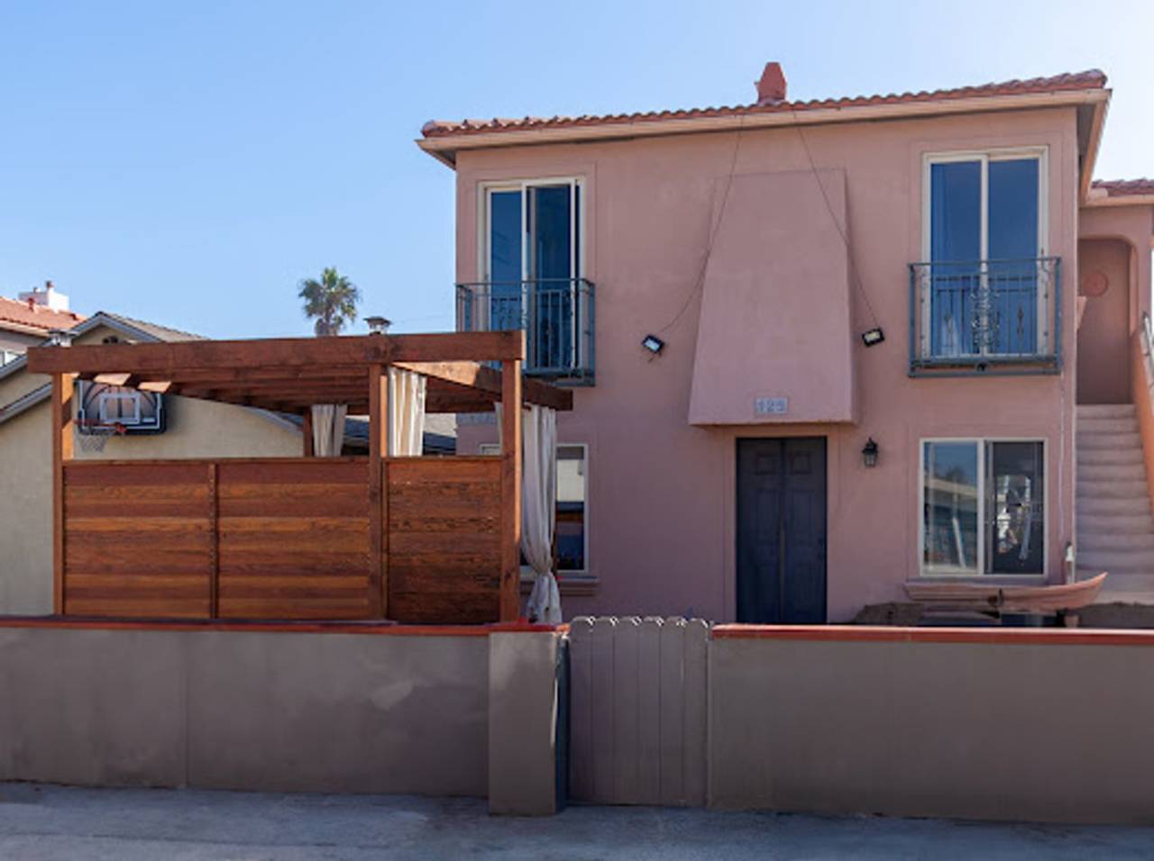 725 Santa Barbara Pl