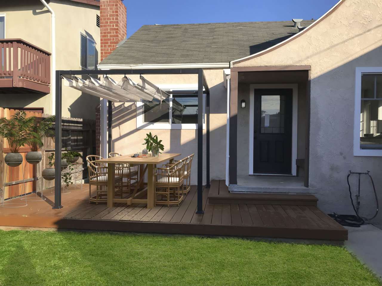 Lovely detached back house w/ 2car garage