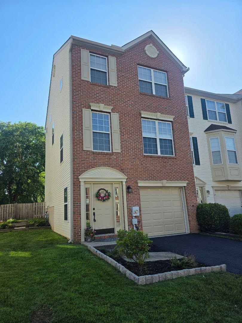 End Unit Townhouse in Brennan Estates- 2 Bedrooms with a bonus space