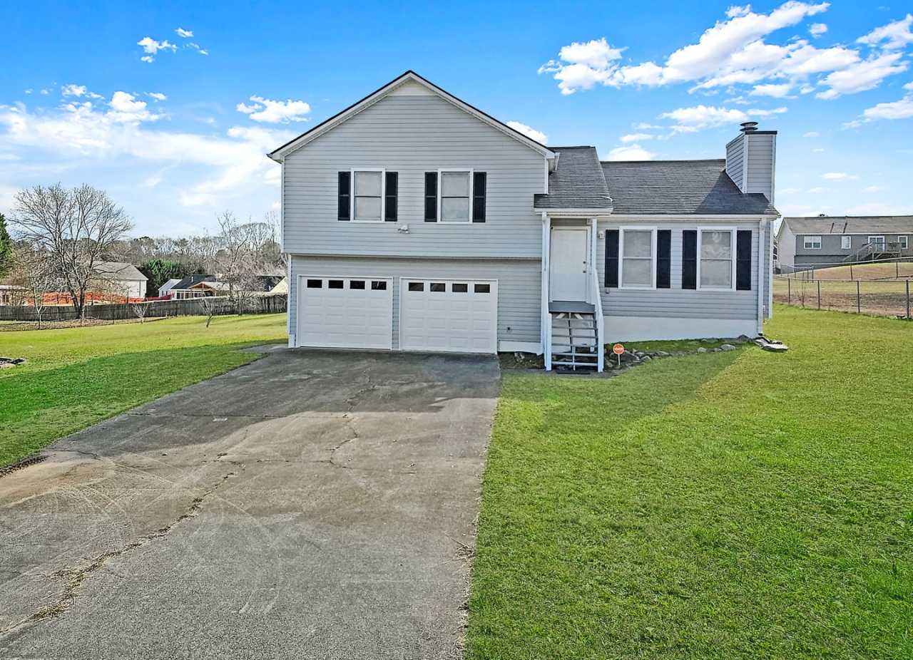 Charming 3 Bed, 2 Bath Home in Douglasville, GA