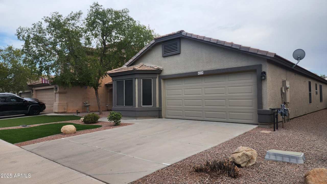 42539 W HILLMAN Drive