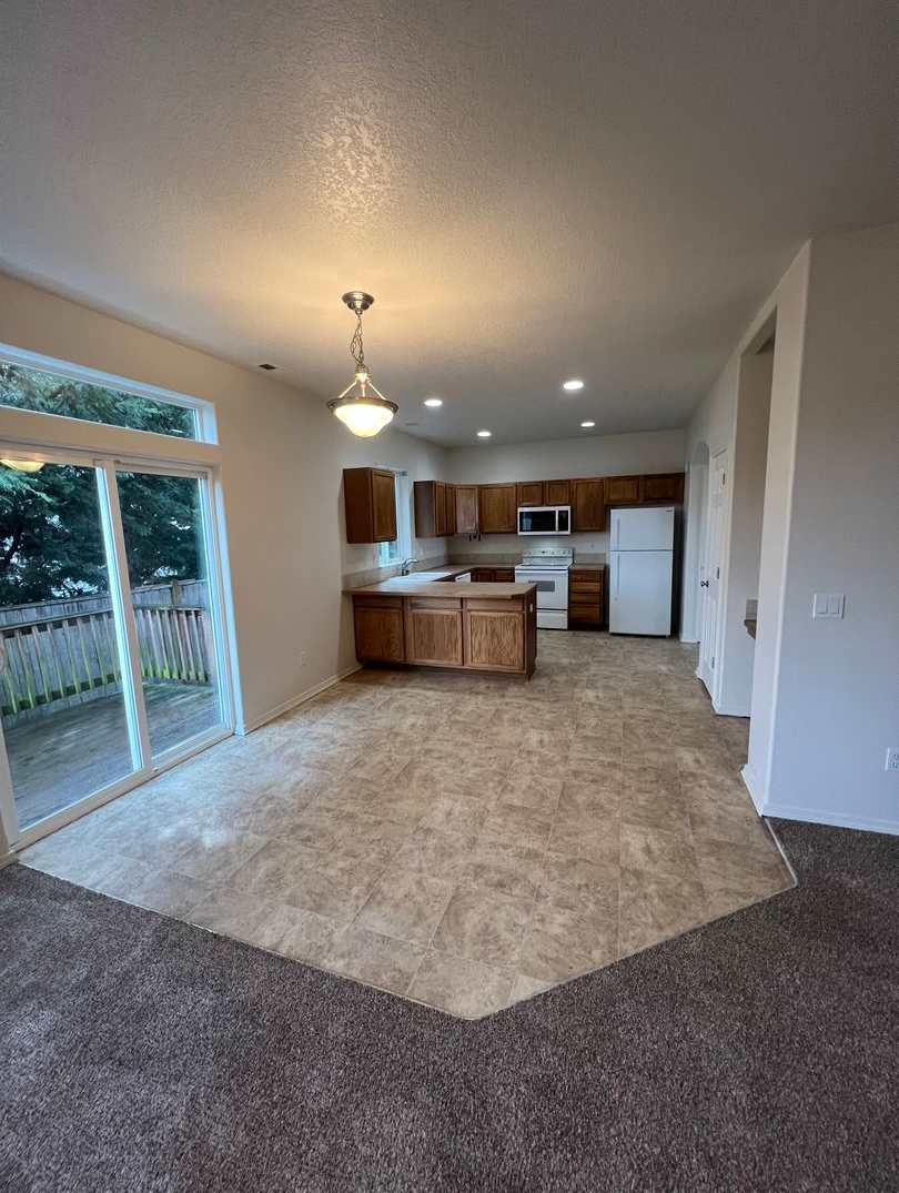 3-bedroom 2-1/2 bathroom home in Eugene