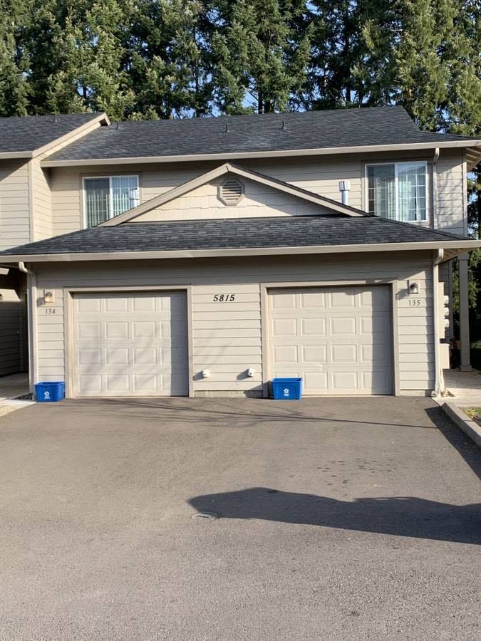 END UNIT, PRIME LOCATION! APPLY TODAY!!
