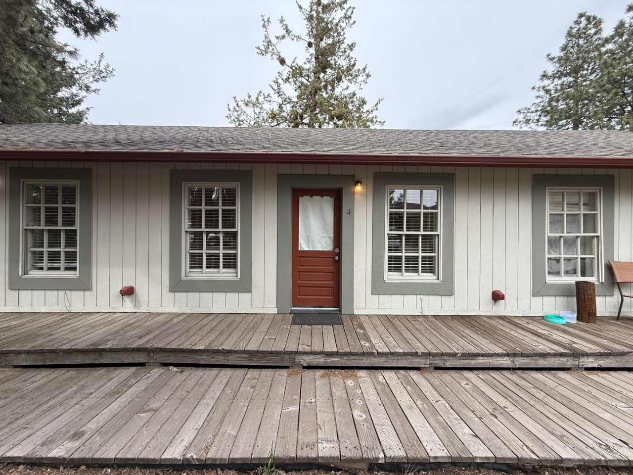 MOVE IN SPECIAL! CHARMING TRIPLEX UNIT LOCATED IN POPULAR OLD MILL DISTRICT