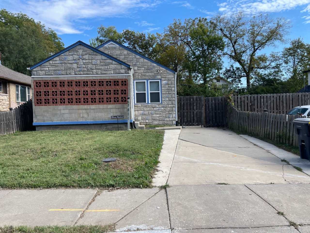 2bd/1ba Bungalow Available Now!!