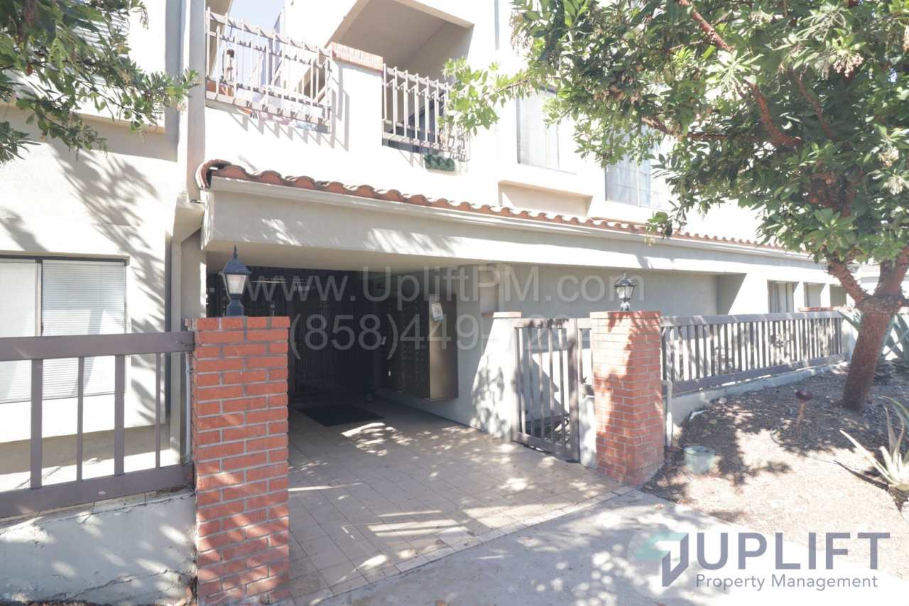 2 bed, 2 Bath Condo with Community Pool