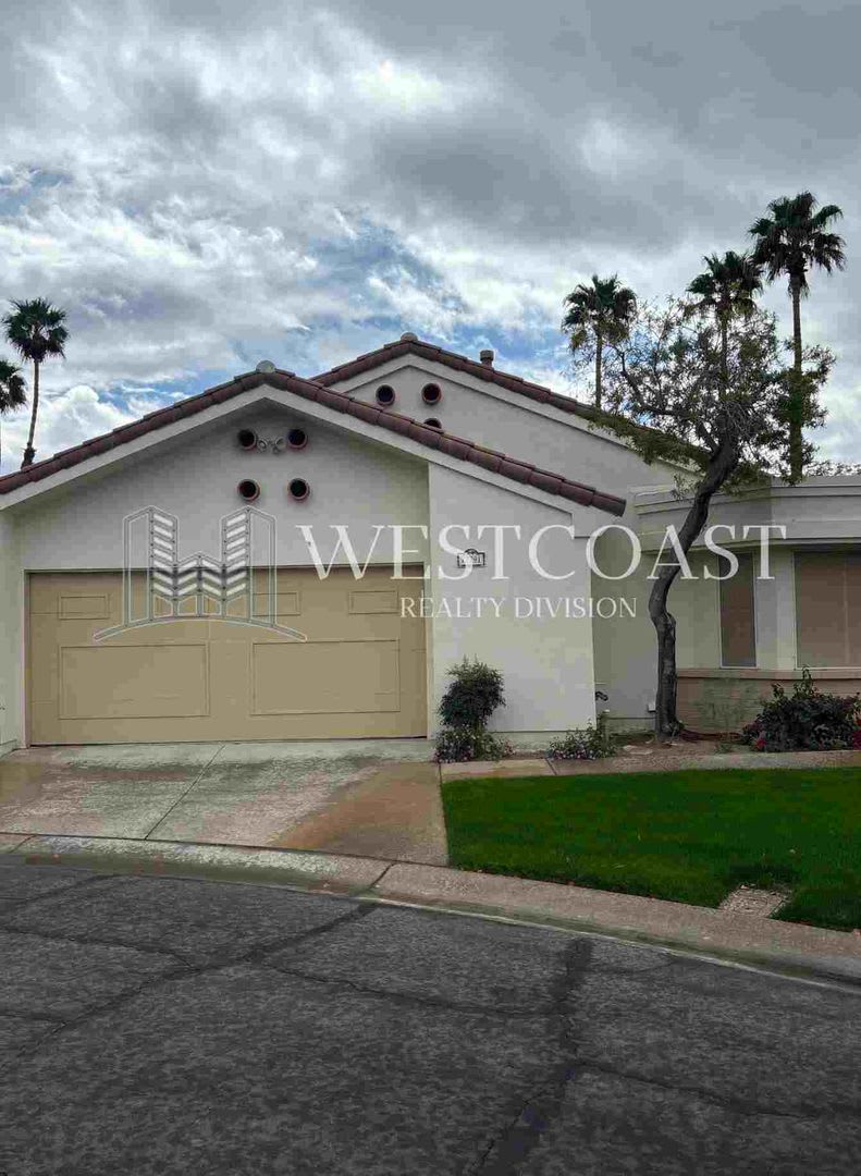 ***$1000 MOVE IN SPECIAL*** A HUGE POOL AND SPA! With 4 Bedrooms 2 Bathrooms and almost 2000 sf in Palm Desert