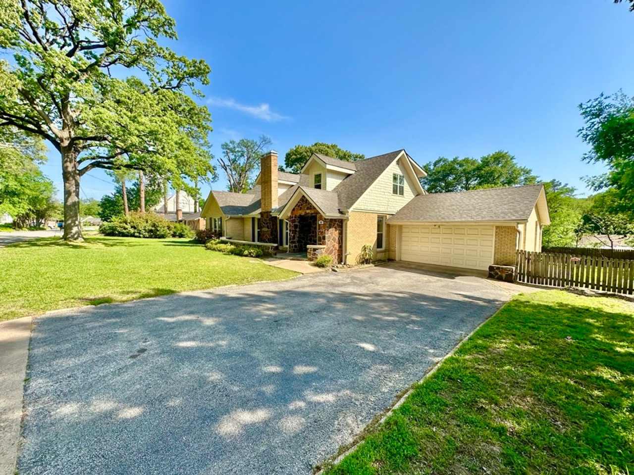 Spacious 4 Bedroom in the Heart of Tyler! Available Now!