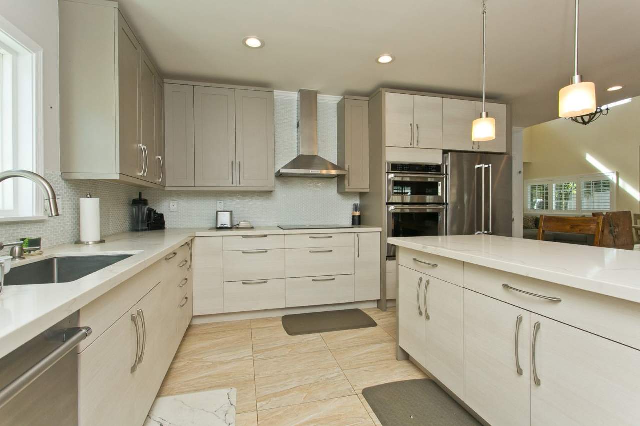 Diamond Head - Pet friendly - furnished 3 bedroom home with garage! Available now!