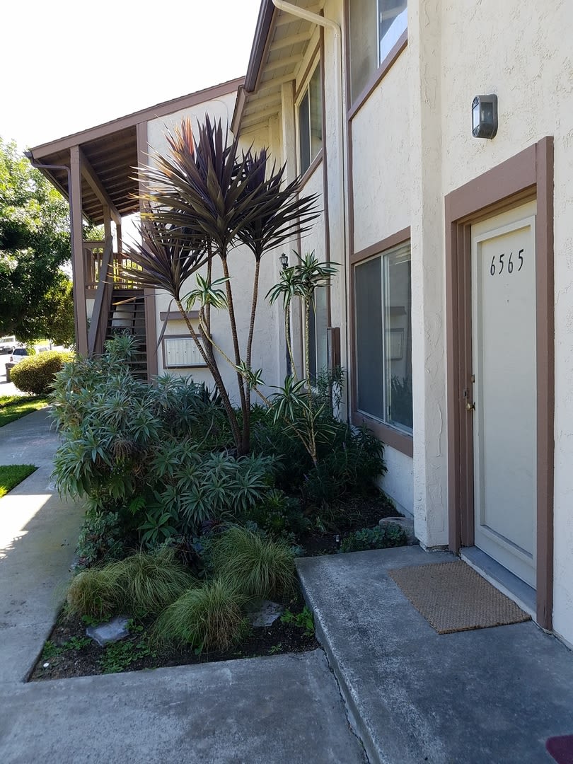 San Carlos (next to Mission Trails) 2 bed 1 bath Townhouse with Patio, Pool