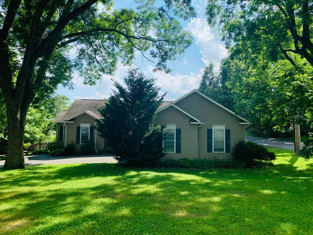 * RE-RENTAL AVAILABLE 10/30/25 * 3 Bedroom, 2 Bath House in Downtown Blacksburg