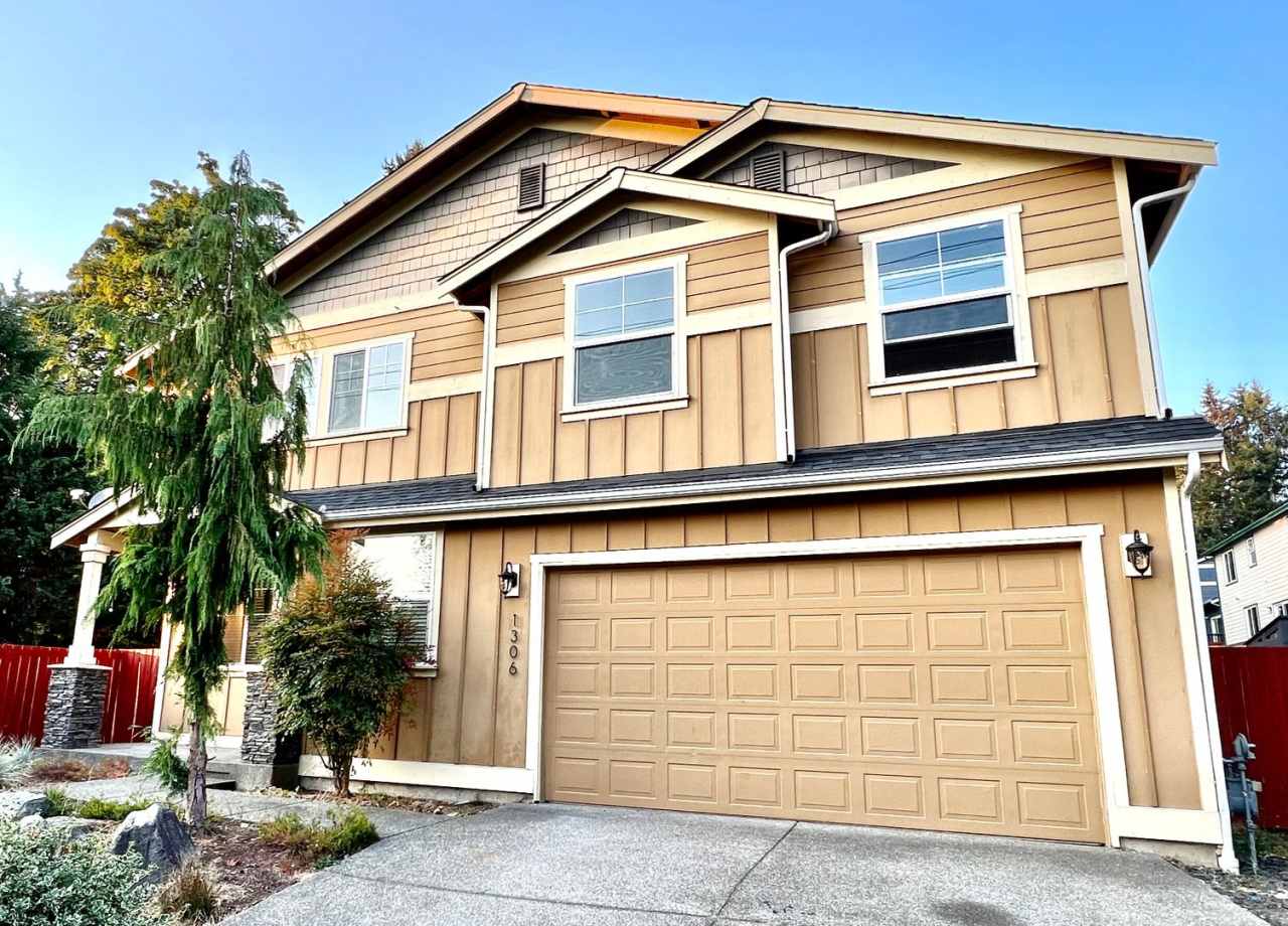 4 Bedroom Home / Tumwater Schools / Fenced Backyard
