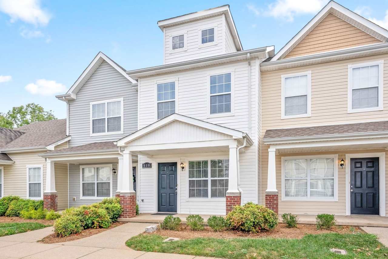 2 Bedroom Condo For Rent With Community Swimming Pool!