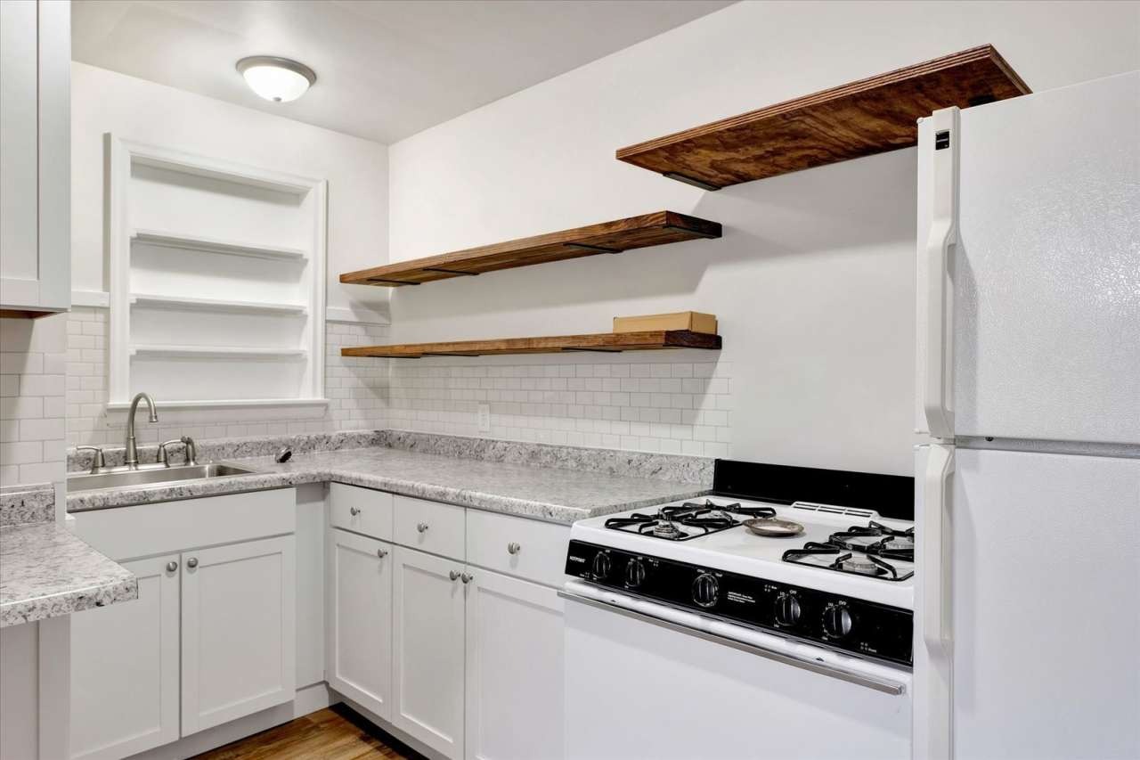 2 BED / 1 BATH HOUSE NEAR CAMPUS W/ CHARMING CHARACTER