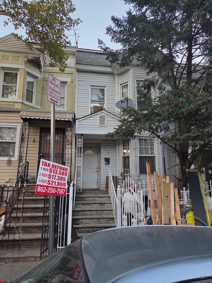 5BR/1.5BA Row Home with Backyard and Laundry Hookups