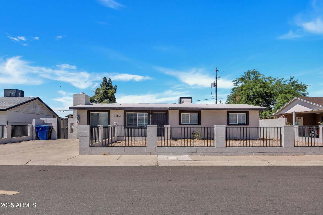 102 W HOLLY Lane