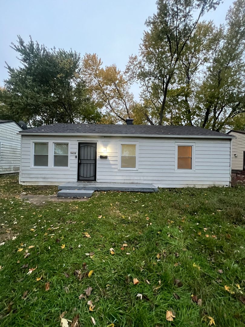 A charming 3 bedroom, 1 bathroom house has been newly remodeled and is ready for you to move in.