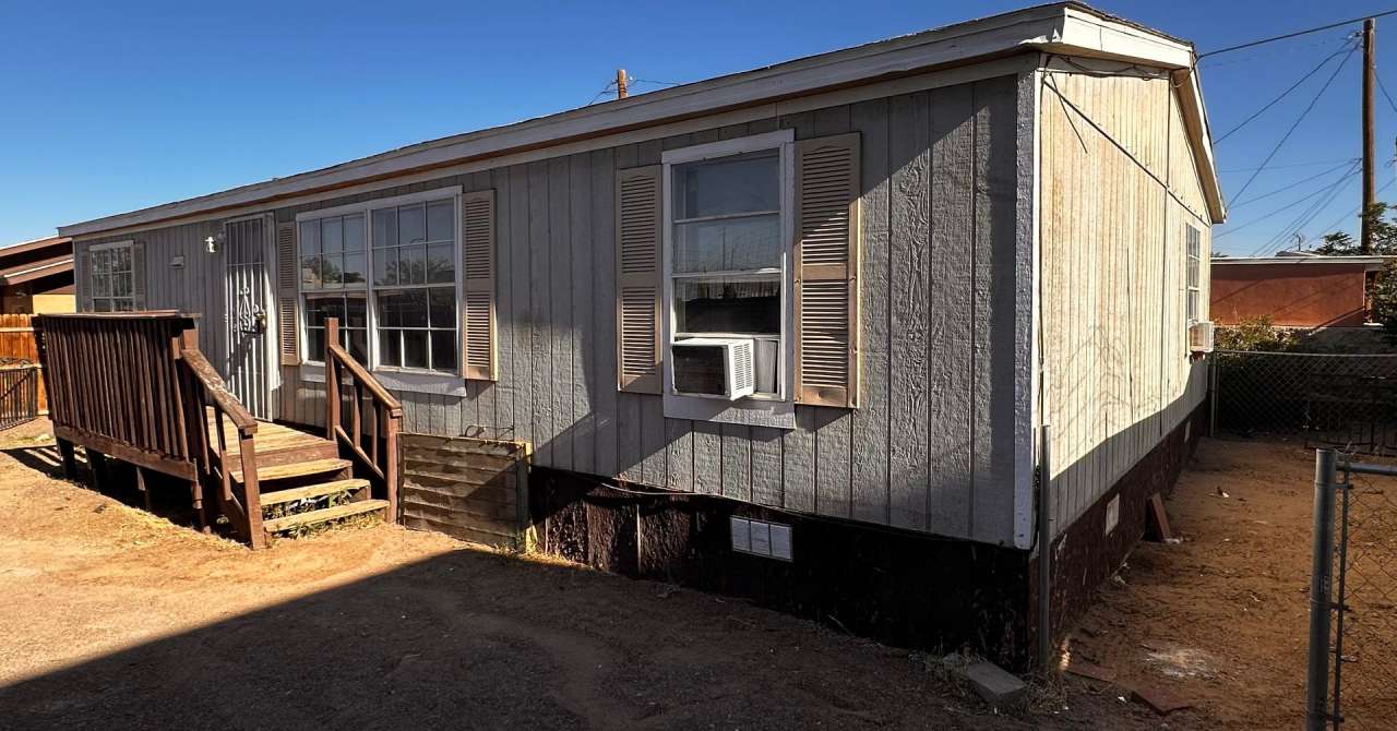 3 bed 2 bath Mobile Home located in the heart of Las Cruces!