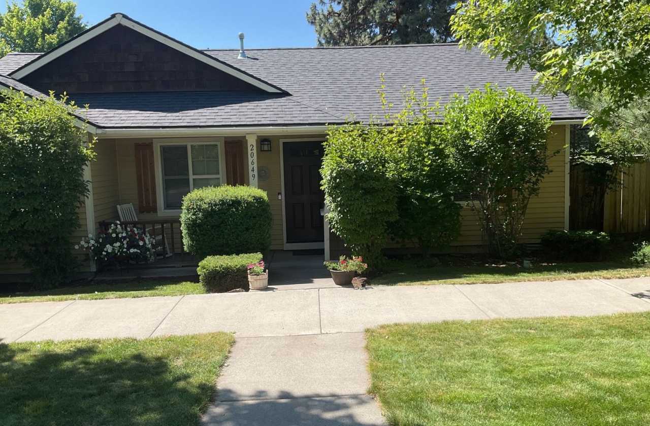 Single level home in Foxborough!