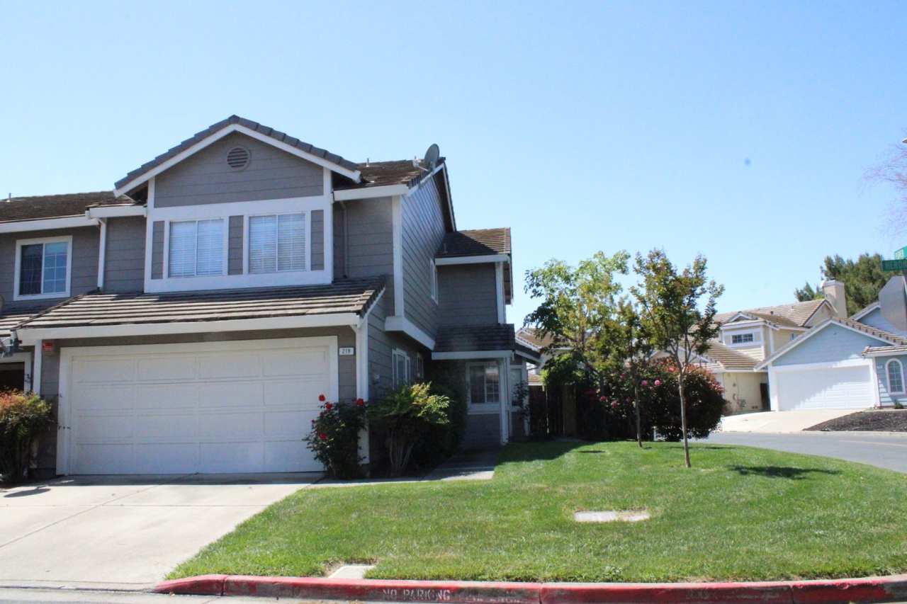 Updated 4 Bedroom, 2 1/2 Bathroom Townhome in the Lovely Marina Park Community in Pittsburg