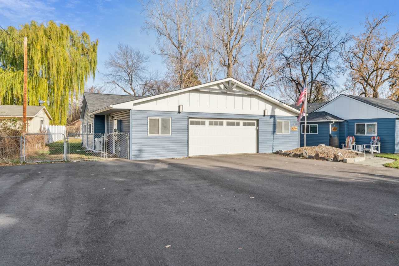 Home for rent with large backyard! 4306 Plum St