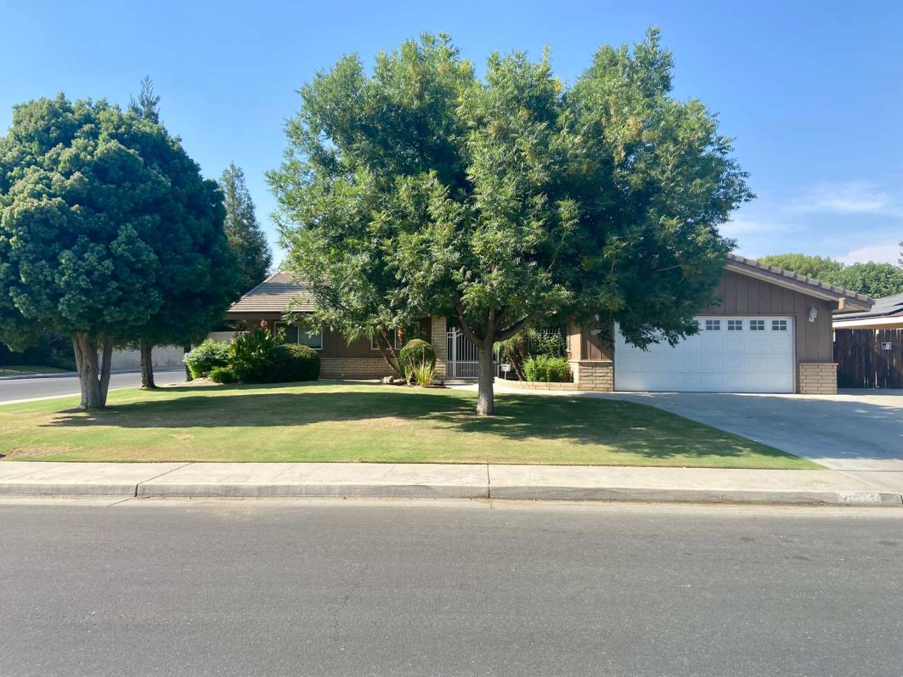 Laurel Glen Rare Corner Home w/ RV Parking!!!! 3Bed 2Bath Large Back Yard 2495Rent 2495Deposit