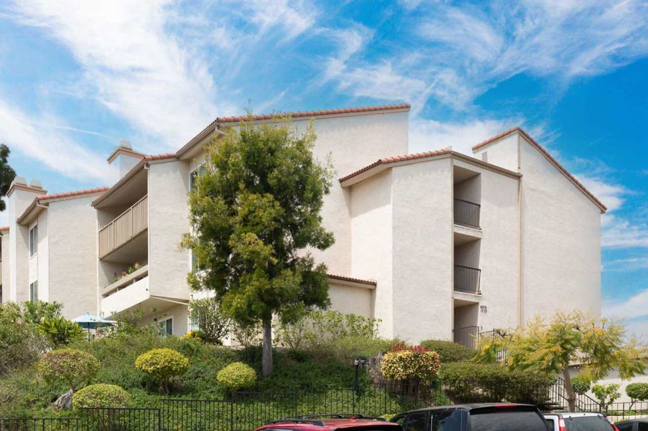 !!! CHARMING 2/2 CONDO WITH 2 CAR GARAGE IN PRIME SAN CALROS LOCATION , PET FRIENDLY !!!